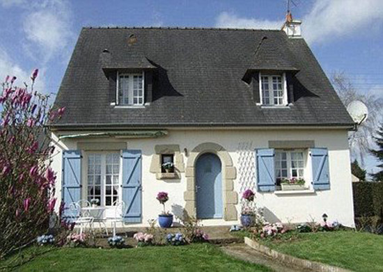 Дом в стиле прованс. Французские окна. Деревянные ставни. Дом для семьи.
